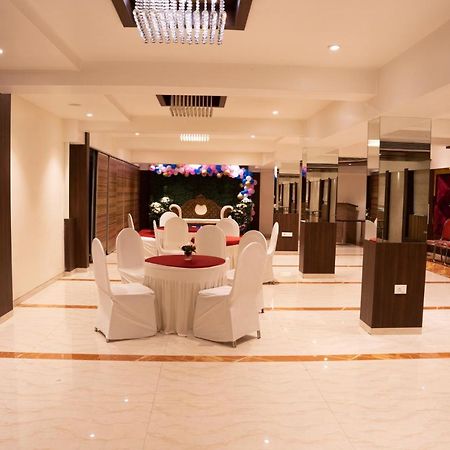 Gold Crest Business Hotel Нави Мумбай Екстериор снимка