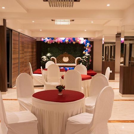 Gold Crest Business Hotel Нави Мумбай Екстериор снимка