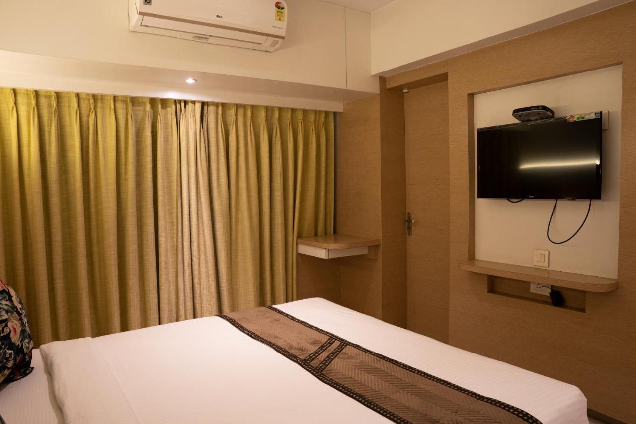 Gold Crest Business Hotel Нави Мумбай Екстериор снимка