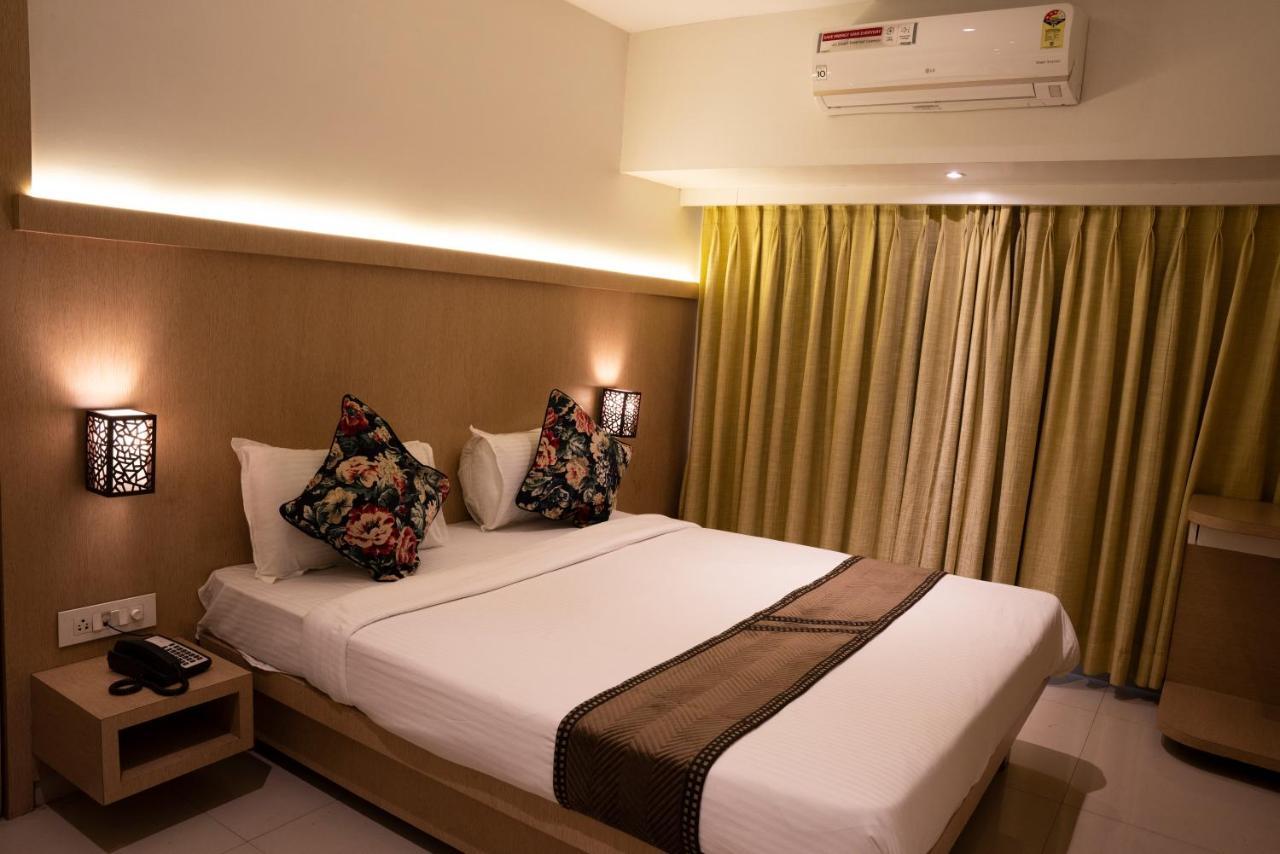 Gold Crest Business Hotel Нави Мумбай Екстериор снимка
