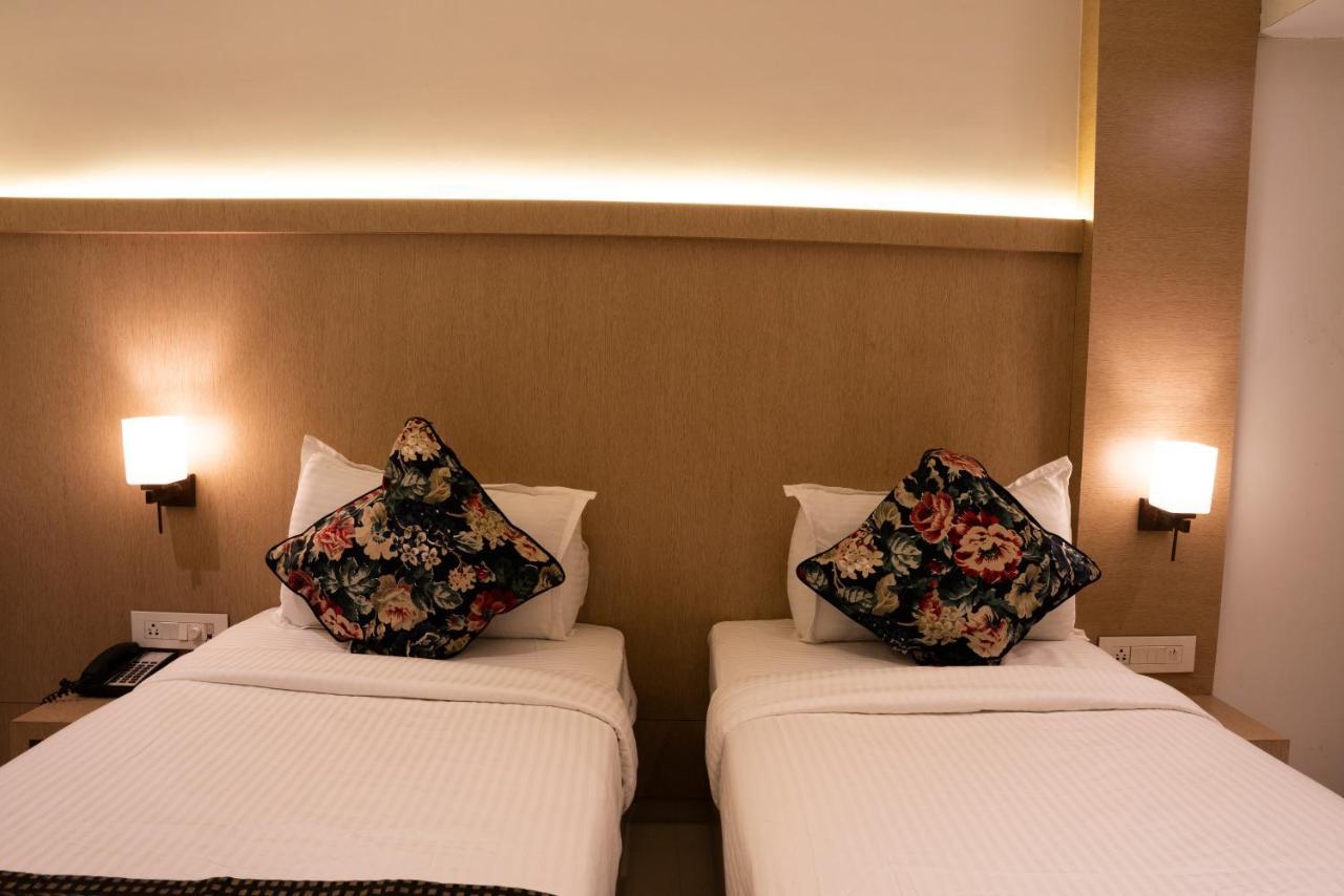 Gold Crest Business Hotel Нави Мумбай Екстериор снимка