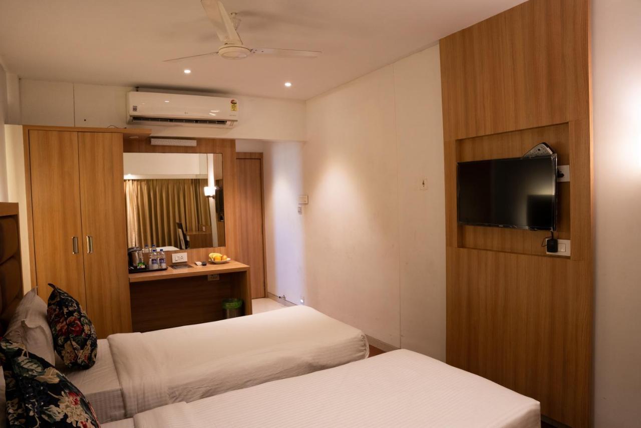 Gold Crest Business Hotel Нави Мумбай Екстериор снимка