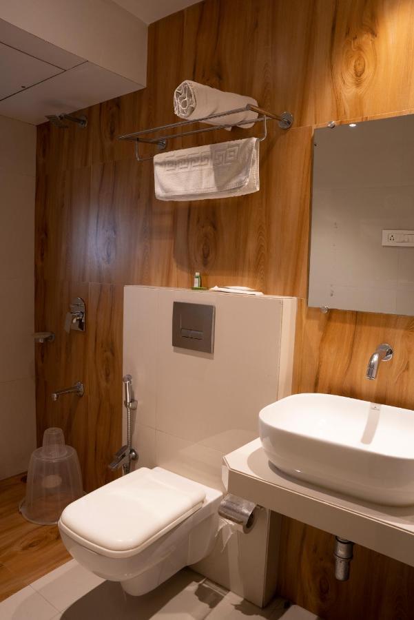 Gold Crest Business Hotel Нави Мумбай Екстериор снимка