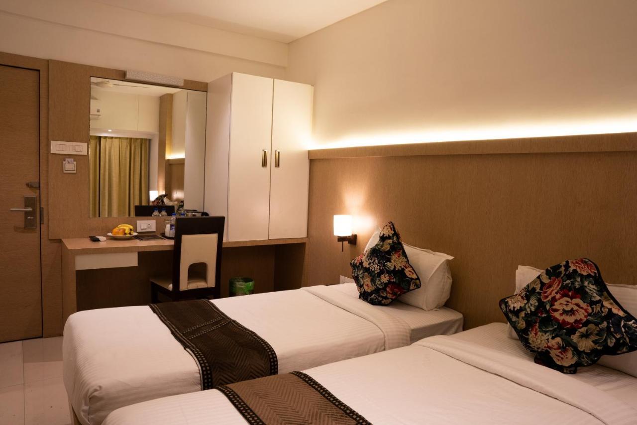 Gold Crest Business Hotel Нави Мумбай Екстериор снимка
