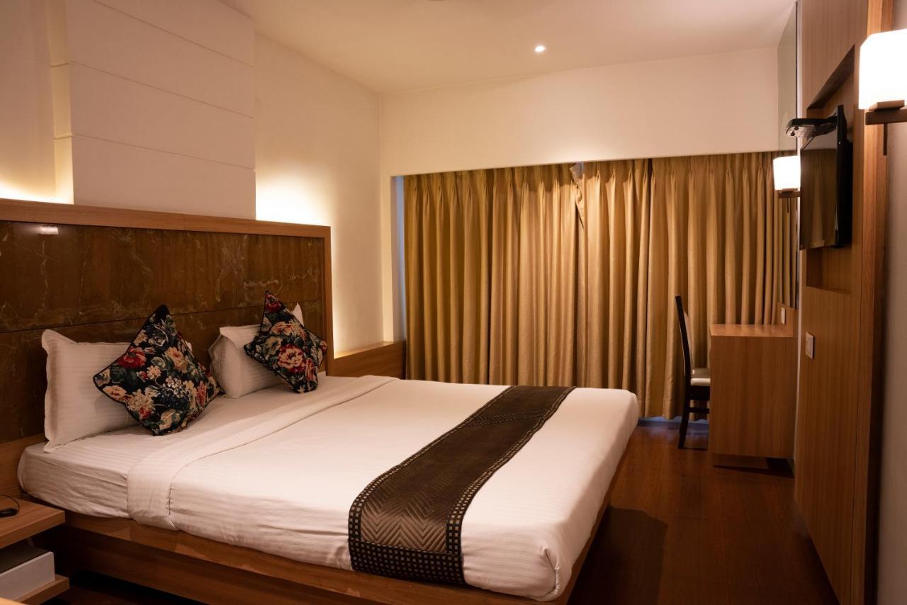 Gold Crest Business Hotel Нави Мумбай Екстериор снимка