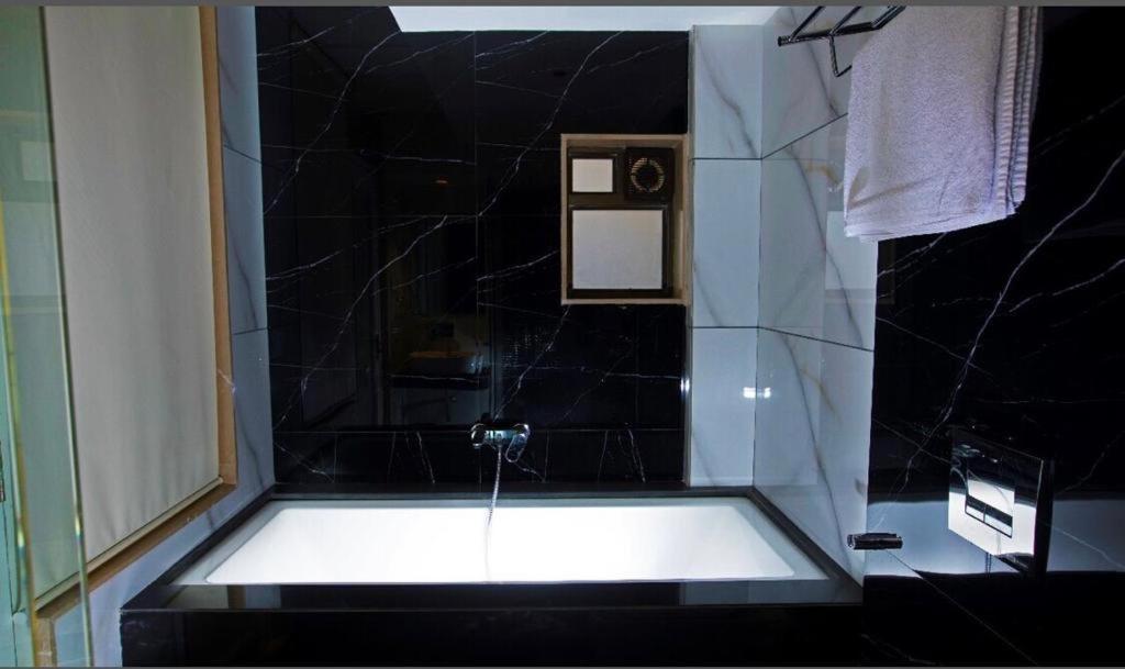 Gold Crest Business Hotel Нави Мумбай Екстериор снимка